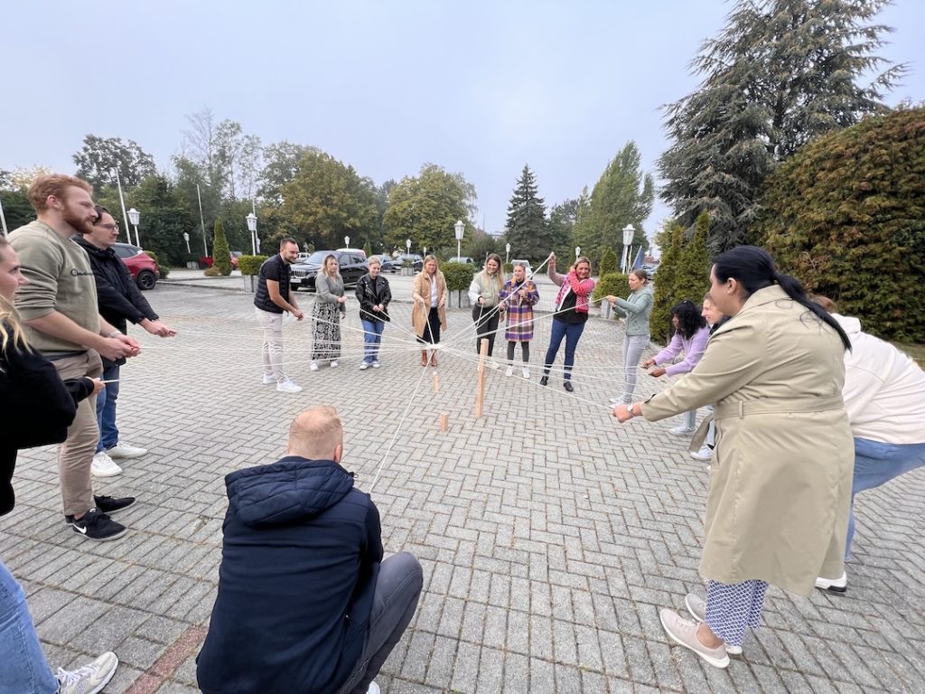 Teambuilding und REC-Workshop: Das Team hat eine kniffelige Aufgabe zu lösen